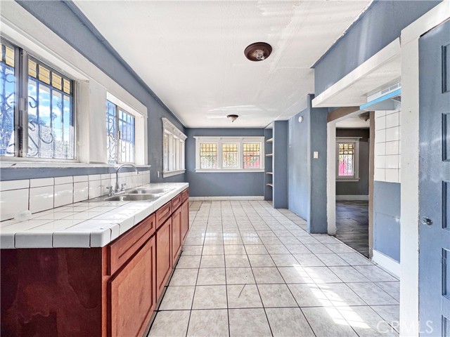 Detail Gallery Image 4 of 29 For 614 W 60th St, Los Angeles,  CA 90044 - – Beds | – Baths