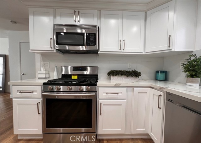 Detail Gallery Image 13 of 33 For 7 Swift Ct #210,  Newport Beach,  CA 92663 - 3 Beds | 2/1 Baths