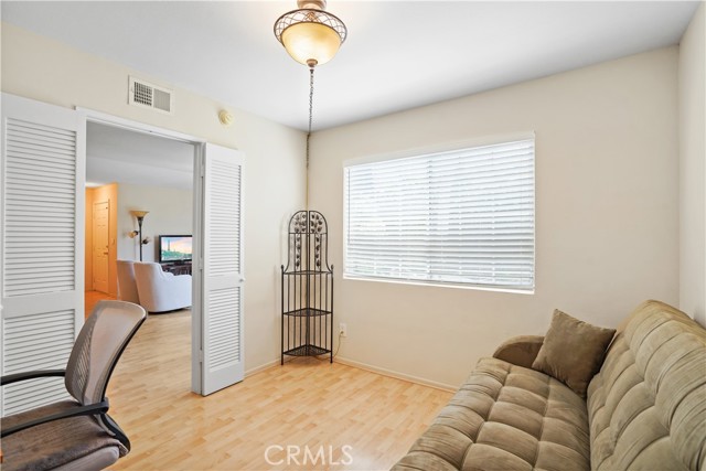 Detail Gallery Image 10 of 24 For 19216 Hamlin St #1,  Reseda,  CA 91335 - 3 Beds | 2 Baths