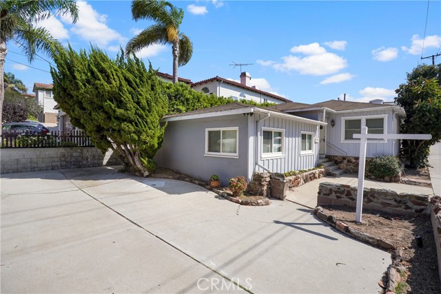 1500 Voorhees Avenue, Manhattan Beach, California 90266, 4 Bedrooms Bedrooms, ,1 BathroomBathrooms,Residential,Sold,Voorhees,DW22206362