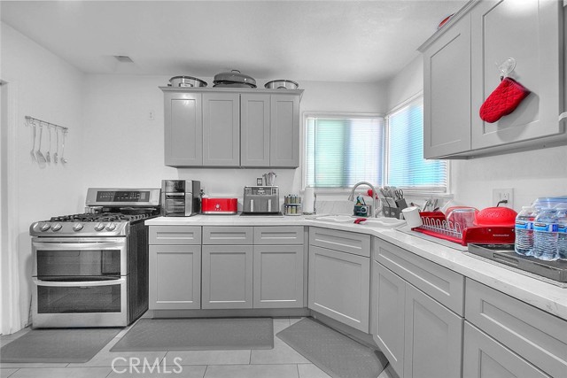 Detail Gallery Image 11 of 44 For 355 E Century Bld, Los Angeles,  CA 90003 - 2 Beds | 1 Baths