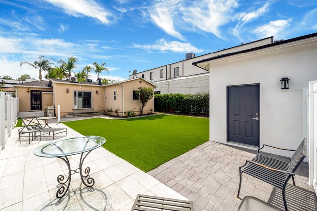 Detail Gallery Image 19 of 28 For 16707 Moorpark St, Encino,  CA 91436 - 3 Beds | 3 Baths