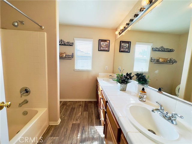 17231 Greentree Drive, Riverside CA: https://media.crmls.org/medias/309c7a66-3958-4a7e-be4c-1a0742d48370.jpg