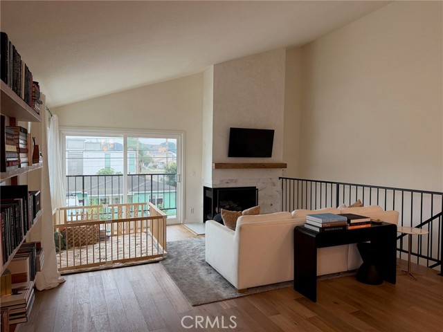 Detail Gallery Image 3 of 38 For 1401 12th #B,  Manhattan Beach,  CA 90266 - 3 Beds | 2 Baths