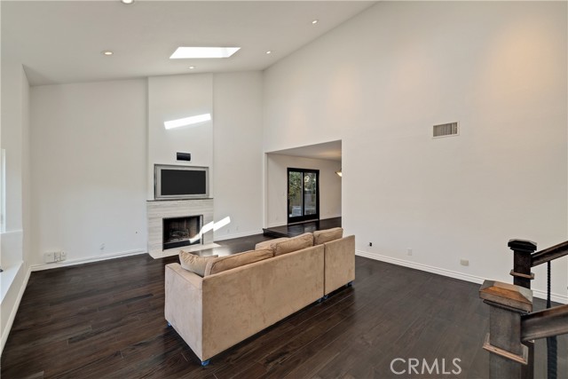 Vaulted Ceiling, 2 skylights