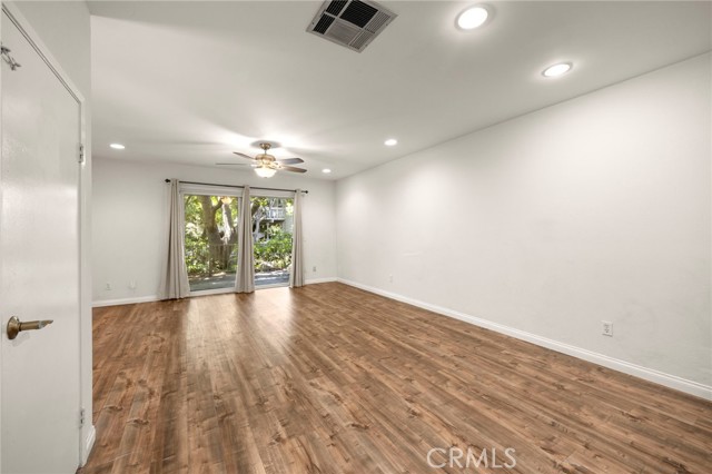Detail Gallery Image 4 of 25 For 7150 Carlson Cir #21,  Canoga Park,  CA 91303 - 2 Beds | 1/1 Baths