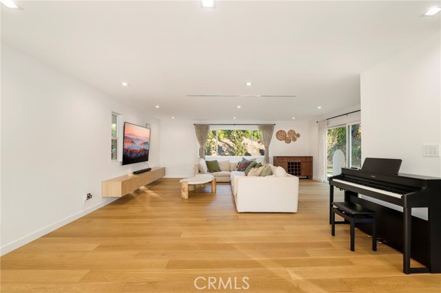 Detail Gallery Image 8 of 47 For 9742 Farralone, Chatsworth,  CA 91311 - 4 Beds | 3/1 Baths