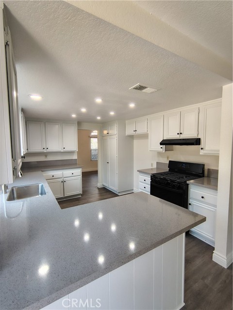 Detail Gallery Image 12 of 31 For 946 Winston Cir, Corona,  CA 92881 - 4 Beds | 3 Baths