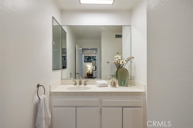 24 Sea Colony Drive, Santa Monica, California 90405, 2 Bedrooms Bedrooms, ,2 BathroomsBathrooms,Townhouse,For Sale,Sea Colony,SR24077926