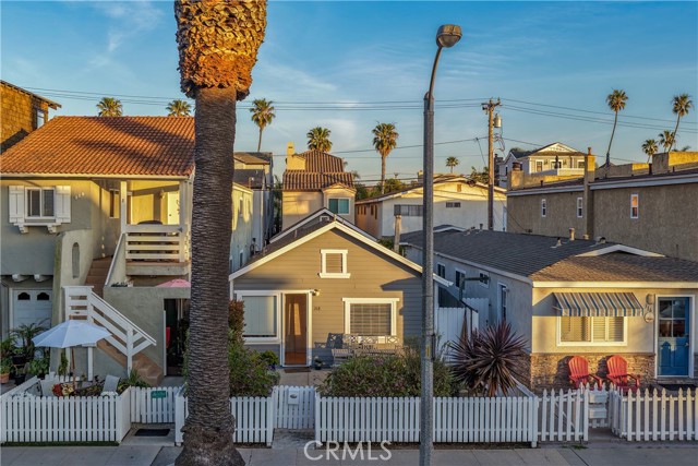 Detail Gallery Image 2 of 8 For 318 8th St, Huntington Beach,  CA 92648 - 2 Beds | 1 Baths