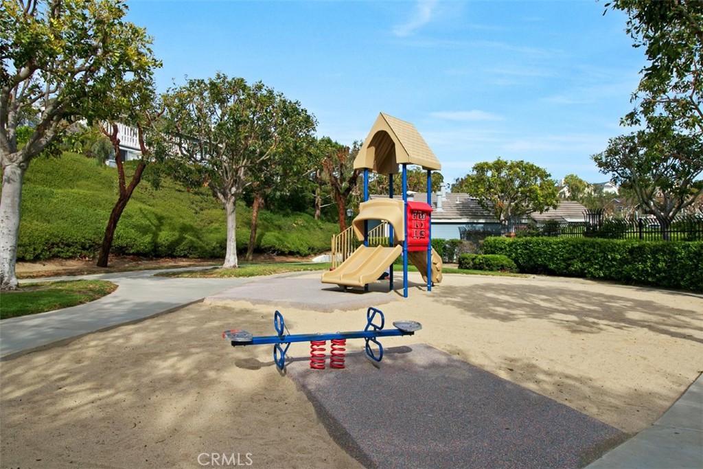 MLS #OC25063632 img 4