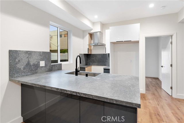 Detail Gallery Image 8 of 13 For 4559 W 18th #1/4,  Los Angeles,  CA 90019 - 2 Beds | 2 Baths