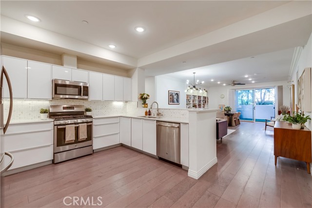 Detail Gallery Image 5 of 33 For 5253 Vantage Ave #105,  Valley Village,  CA 91607 - 4 Beds | 2 Baths