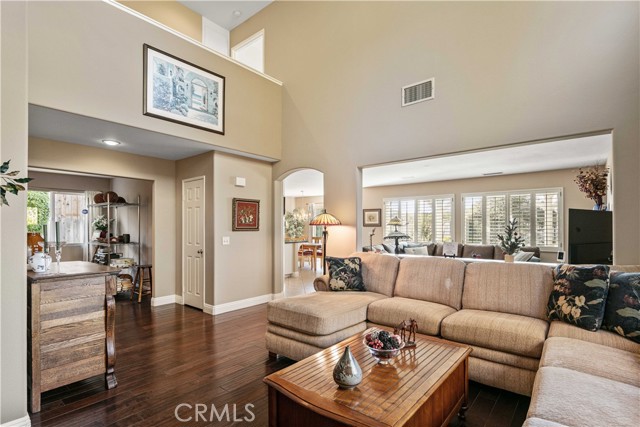 Detail Gallery Image 4 of 34 For 17942 Maplehurst Pl, Canyon Country,  CA 91387 - 3 Beds | 2/1 Baths