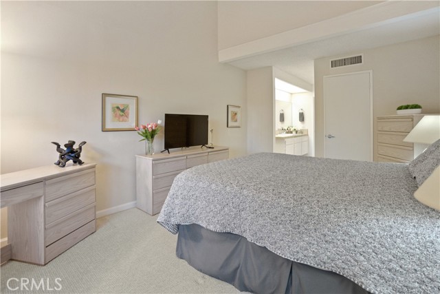 Image 23 of 37 For 1421 Sunrise Way 34