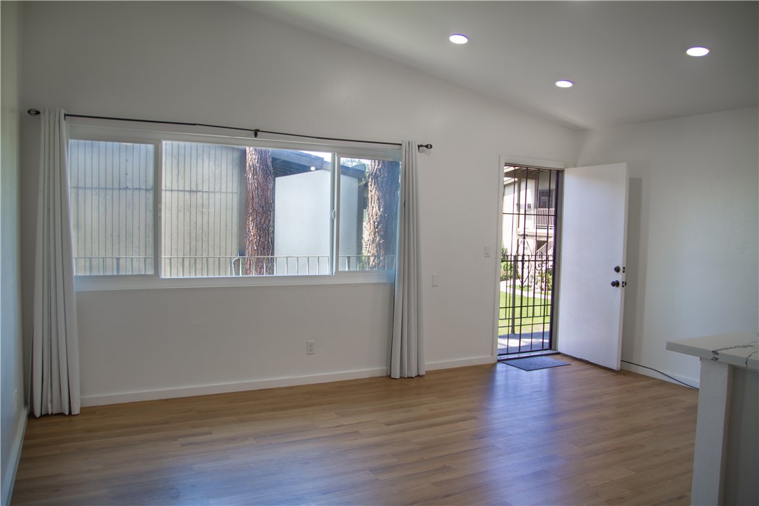 Detail Gallery Image 2 of 19 For 23300 Sesame St #E,  Torrance,  CA 90502 - 0 Beds | 1 Baths