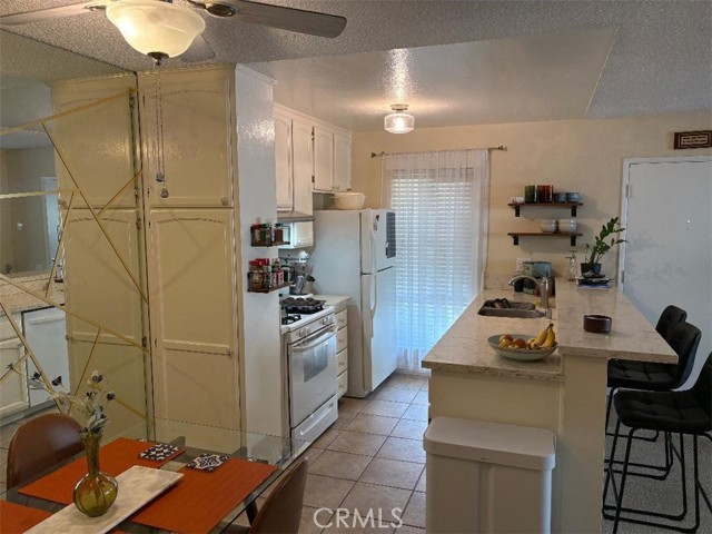 2821 S Fairview Street, Santa Ana CA: https://media.crmls.org/medias/30b3f9cc-009f-412c-9bc4-dcfa2448fc8b.jpg