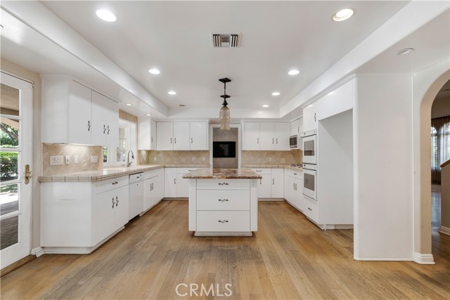 Detail Gallery Image 9 of 33 For 4525 Vista De Oro Ave, Woodland Hills,  CA 91364 - 5 Beds | 4/2 Baths