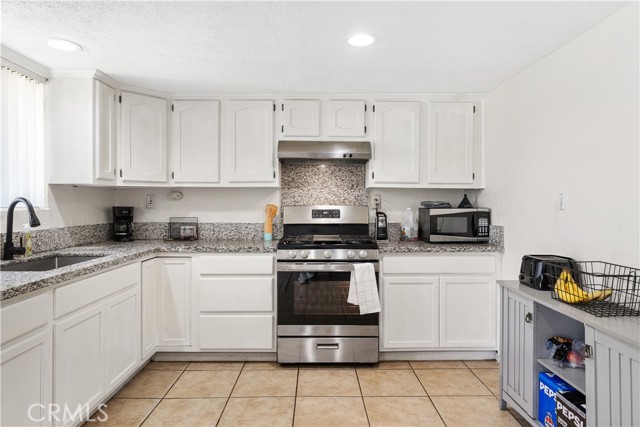 518 Lincoln Avenue, Bakersfield CA: https://media.crmls.org/medias/30b4651c-ed7a-4442-aba5-5972d8ecd8ee.jpg