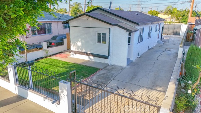 9218 Hooper Avenue, Los Angeles CA: https://media.crmls.org/medias/30b69e9c-adf4-43cb-8eec-2c38e950f335.jpg