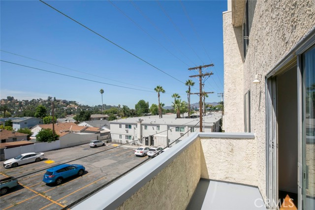 Detail Gallery Image 11 of 20 For 1422 Rock Glen #210,  Glendale,  CA 91205 - 2 Beds | 1 Baths