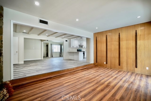 Detail Gallery Image 8 of 13 For 22148 Welby Way, Woodland Hills,  CA 91303 - 3 Beds | 2 Baths