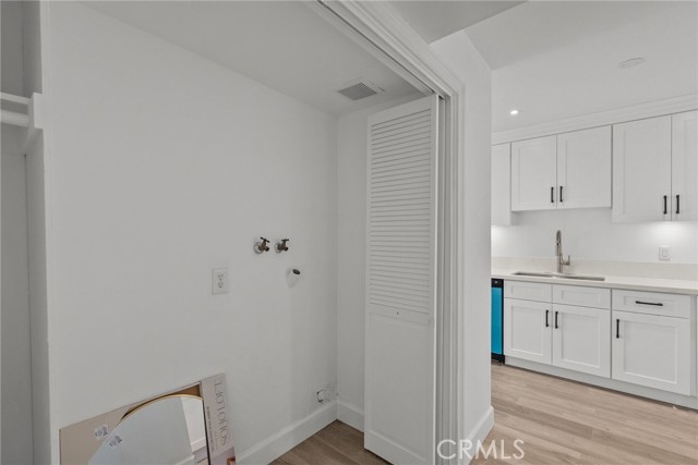 Detail Gallery Image 10 of 27 For 10500 Sunland Bld #4,  Sunland,  CA 91040 - 2 Beds | 2 Baths
