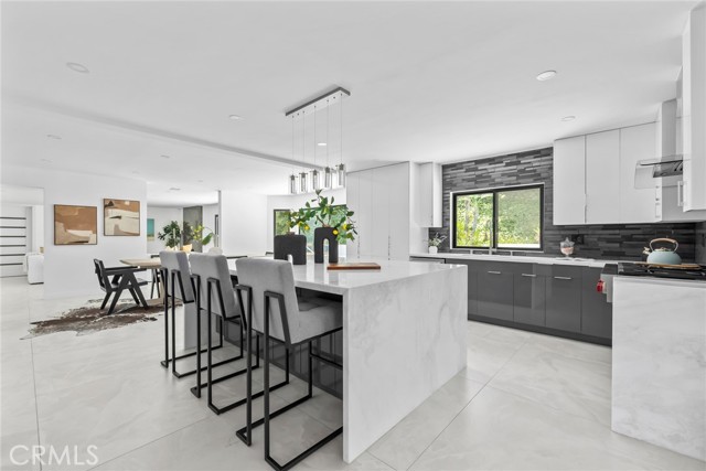 Detail Gallery Image 10 of 35 For 20101 Greenbriar Dr, Tarzana,  CA 91356 - 5 Beds | 4 Baths