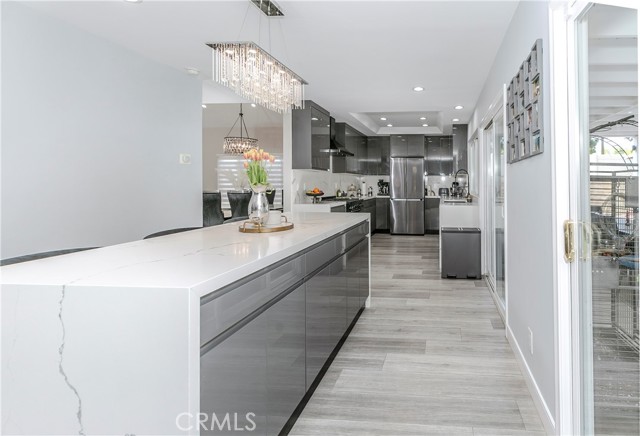 10670 Deering Avenue, Chatsworth CA: https://media.crmls.org/medias/30bb90a8-da2e-476f-8424-6d212dc912b9.jpg