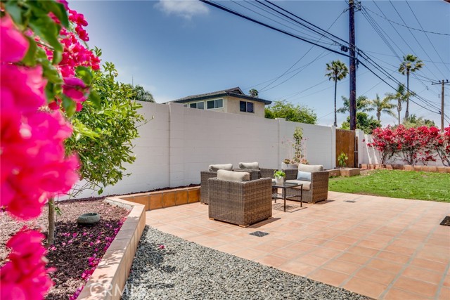 5272 Caliente Drive, Huntington Beach CA: https://media.crmls.org/medias/30bcb324-51fc-4551-82a4-6479e78ee9a4.jpg