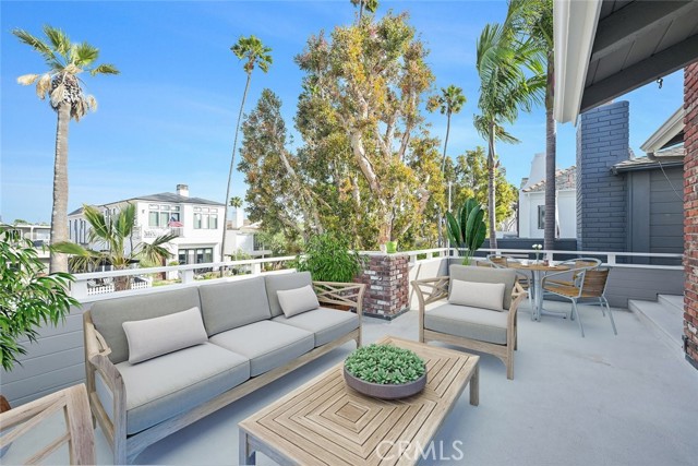 411 Goldenrod, Corona del Mar CA: https://media.crmls.org/medias/30bcd8ad-79ae-4f75-aac0-79914ade2988.jpg