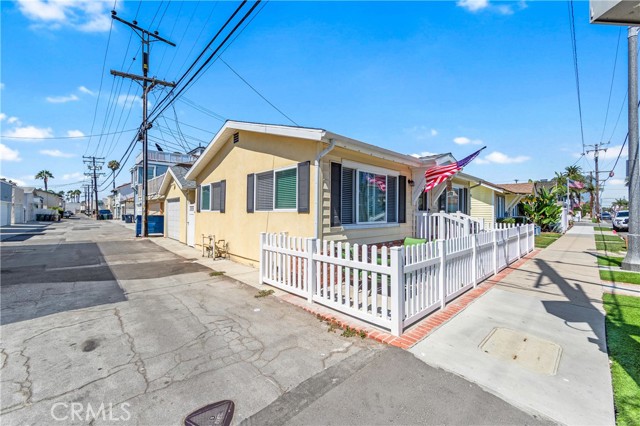715 Olive Avenue, Huntington Beach CA: https://media.crmls.org/medias/30bcf808-50c5-44b4-869a-76bdd4e3a0a2.jpg