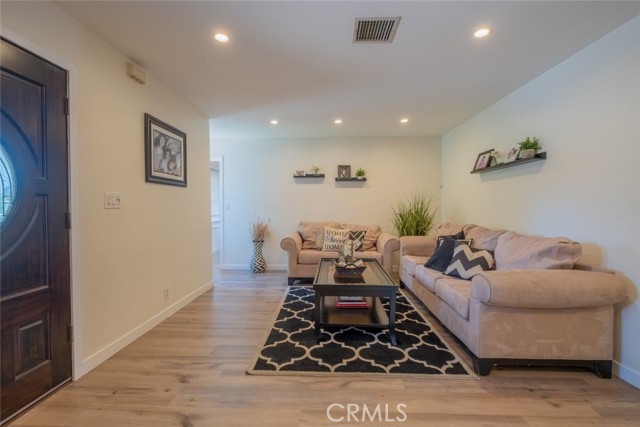 Detail Gallery Image 5 of 35 For 16732 Lassen St, Northridge,  CA 91343 - 3 Beds | 3 Baths