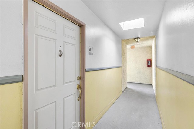 Detail Gallery Image 3 of 17 For 7045 Woodley Ave #211,  Van Nuys,  CA 91406 - 2 Beds | 2 Baths