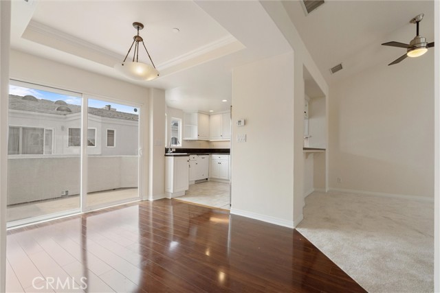 Detail Gallery Image 5 of 15 For 1529 Artesia Bld #B,  Manhattan Beach,  CA 90266 - 3 Beds | 2/1 Baths