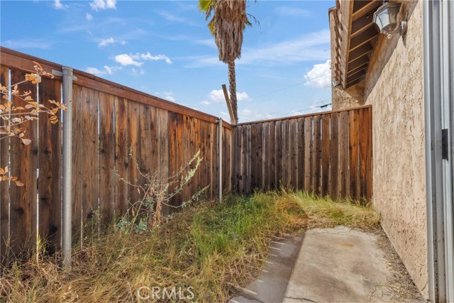 Detail Gallery Image 27 of 38 For 16590 Terrace Ln #G,  Fontana,  CA 92335 - 3 Beds | 2/1 Baths