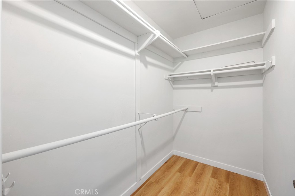 https://media.crmls.org/medias/30c94e7e-597e-40c1-972e-cfd5995f2eb7.jpg?preset=X-Large