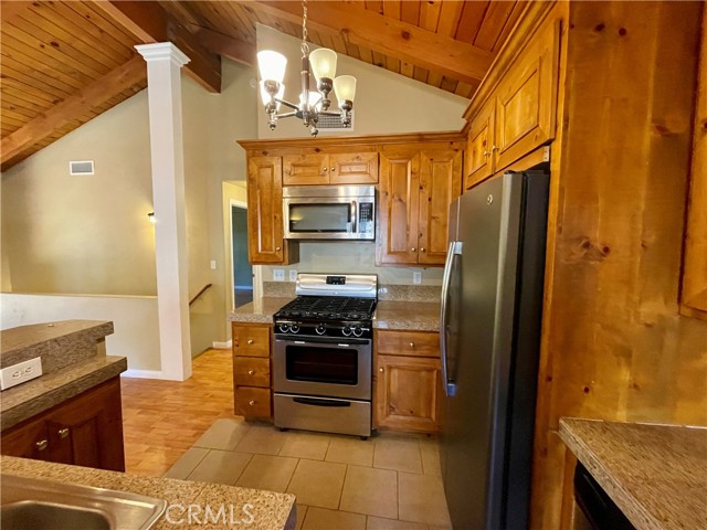 Detail Gallery Image 9 of 27 For 31529 Onacrest Dr, Running Springs,  CA 92382 - 3 Beds | 2 Baths