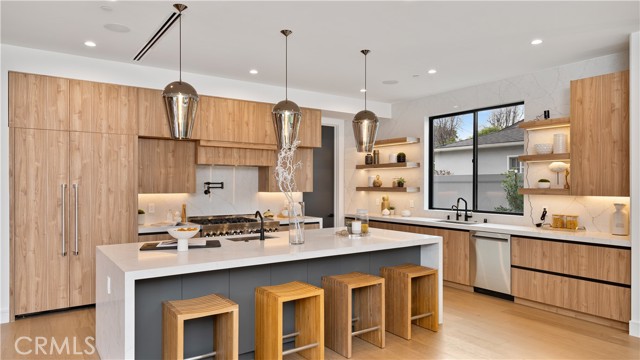 Detail Gallery Image 12 of 41 For 15473 La Maida St, Sherman Oaks,  CA 91403 - 5 Beds | 5/1 Baths