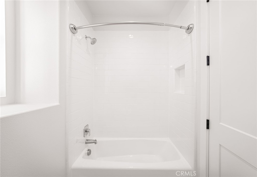 https://media.crmls.org/medias/30ce6f81-6a00-435b-9659-7e377351f897.jpg?preset=X-Large