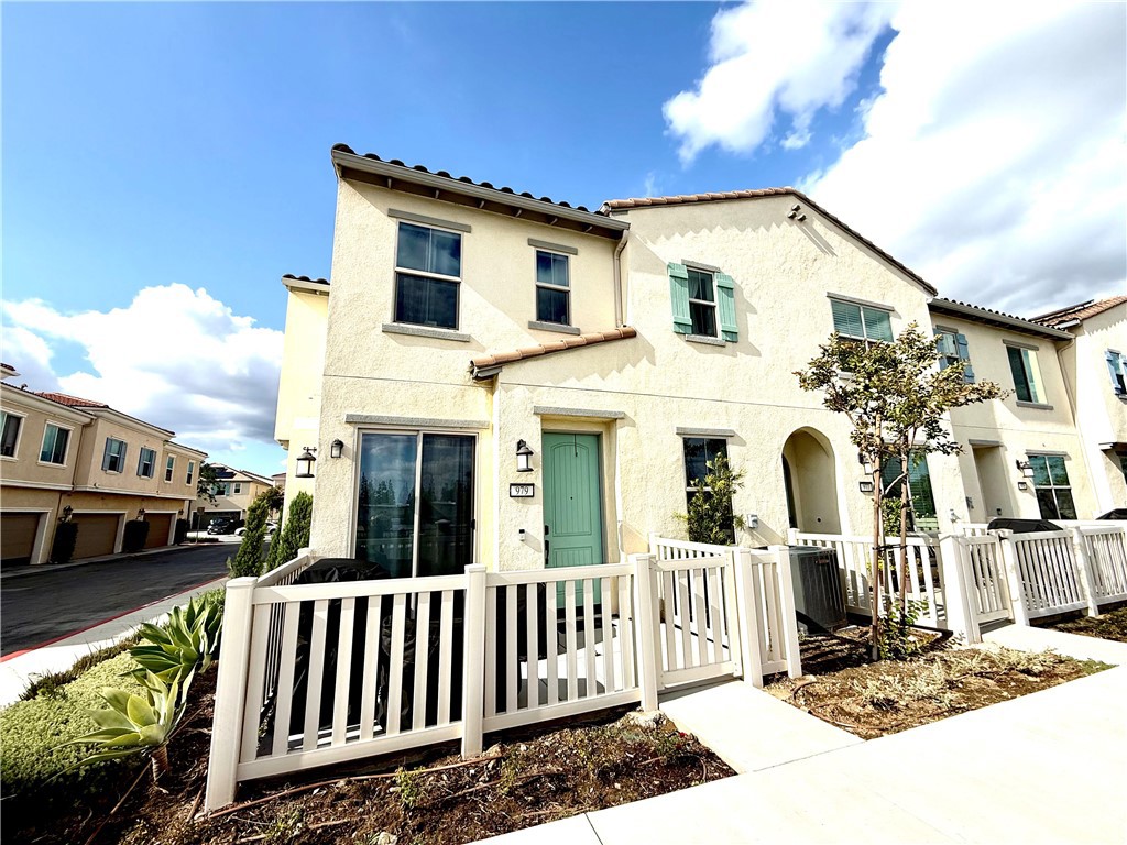 979 W Clover