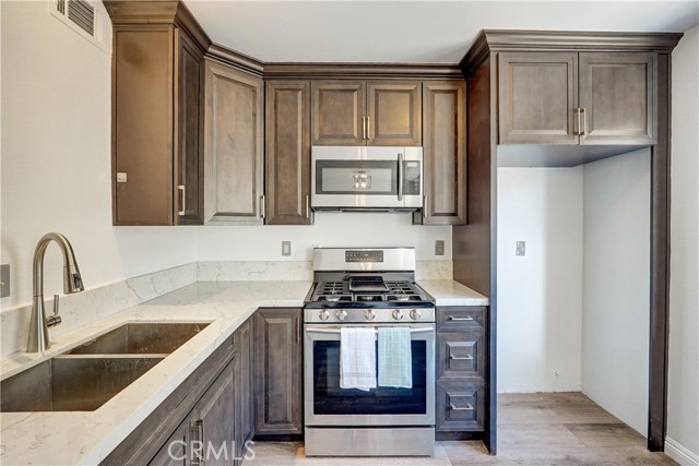 Detail Gallery Image 6 of 25 For 7809 N via Foggia, Burbank,  CA 91504 - 2 Beds | 3 Baths