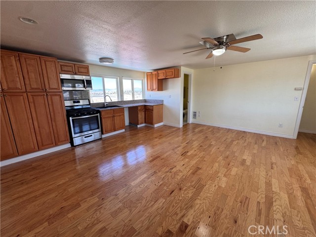 417 Fenoak Drive, Barstow CA: https://media.crmls.org/medias/30d0f0c3-64b1-4805-a02c-92cc33f303eb.jpg