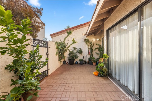 Detail Gallery Image 3 of 52 For 18146 Oxnard #48,  Tarzana,  CA 91356 - 3 Beds | 2/1 Baths