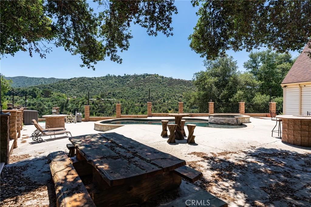 https://media.crmls.org/medias/30d9ff11-ef34-460d-9252-5fd6d797f4bb.jpg?preset=X-Large