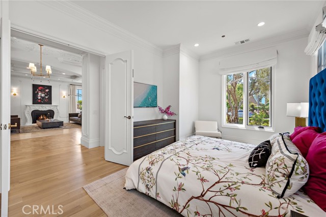 Detail Gallery Image 11 of 75 For 530 Kings Rd, Newport Beach,  CA 92663 - 5 Beds | 4/3 Baths