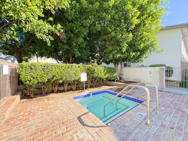 Detail Gallery Image 15 of 22 For 18547 Collins St #B24,  Tarzana,  CA 91356 - 2 Beds | 2 Baths