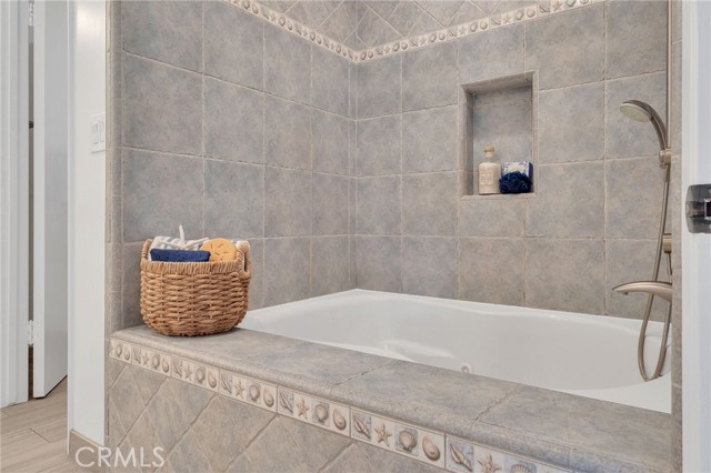 Huge soaking jet tub and shower