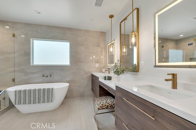 Detail Gallery Image 27 of 46 For 4801 Abbeyville Ave, Woodland Hills,  CA 91364 - 5 Beds | 5/2 Baths