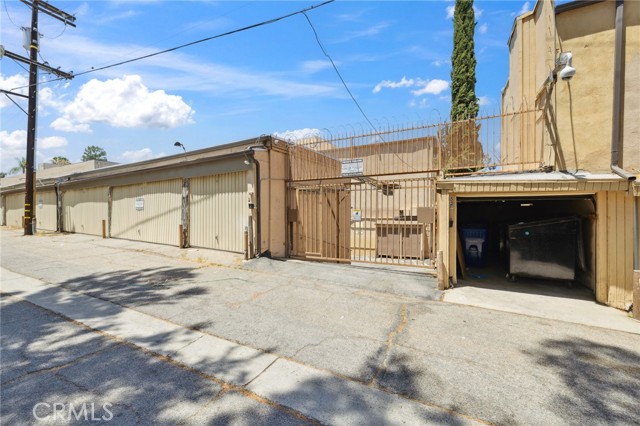 17000 Burbank Boulevard, Encino CA: https://media.crmls.org/medias/30df4c1e-3389-412e-a1a1-528dea201b21.jpg